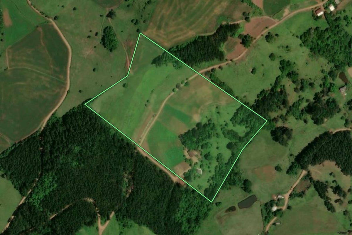 Imagem de satélite do imóvel rural em São Bernardino (SC), com o contorno declarado no CAR desenhado por cima.