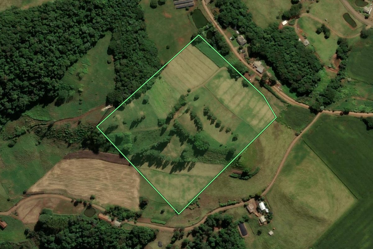 Imagem de satélite do imóvel rural em São Bernardino (SC), com o contorno declarado no CAR desenhado por cima.