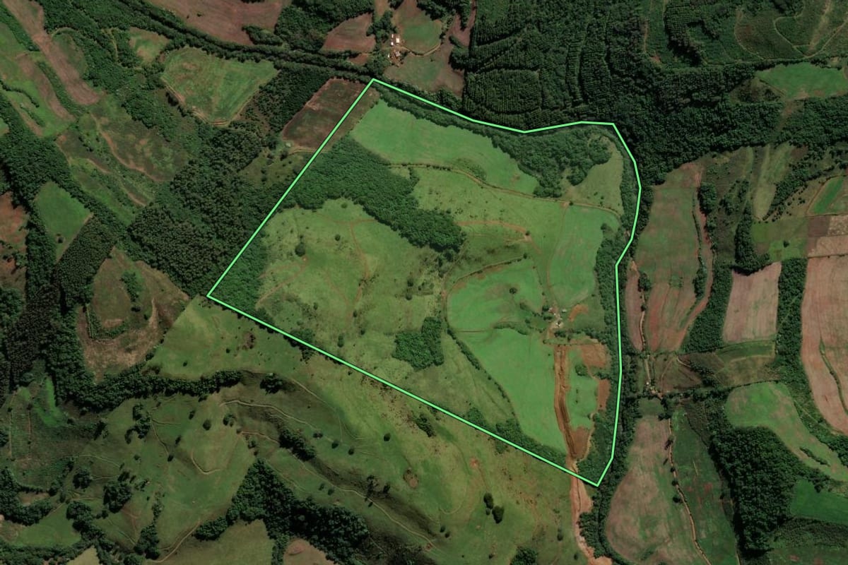 Imagem de satélite do imóvel rural em São Bernardino (SC), com o contorno declarado no CAR desenhado por cima.