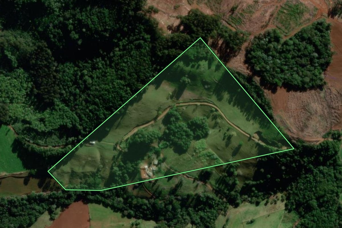 Imagem de satélite do imóvel rural em São Bernardino (SC), com o contorno declarado no CAR desenhado por cima.