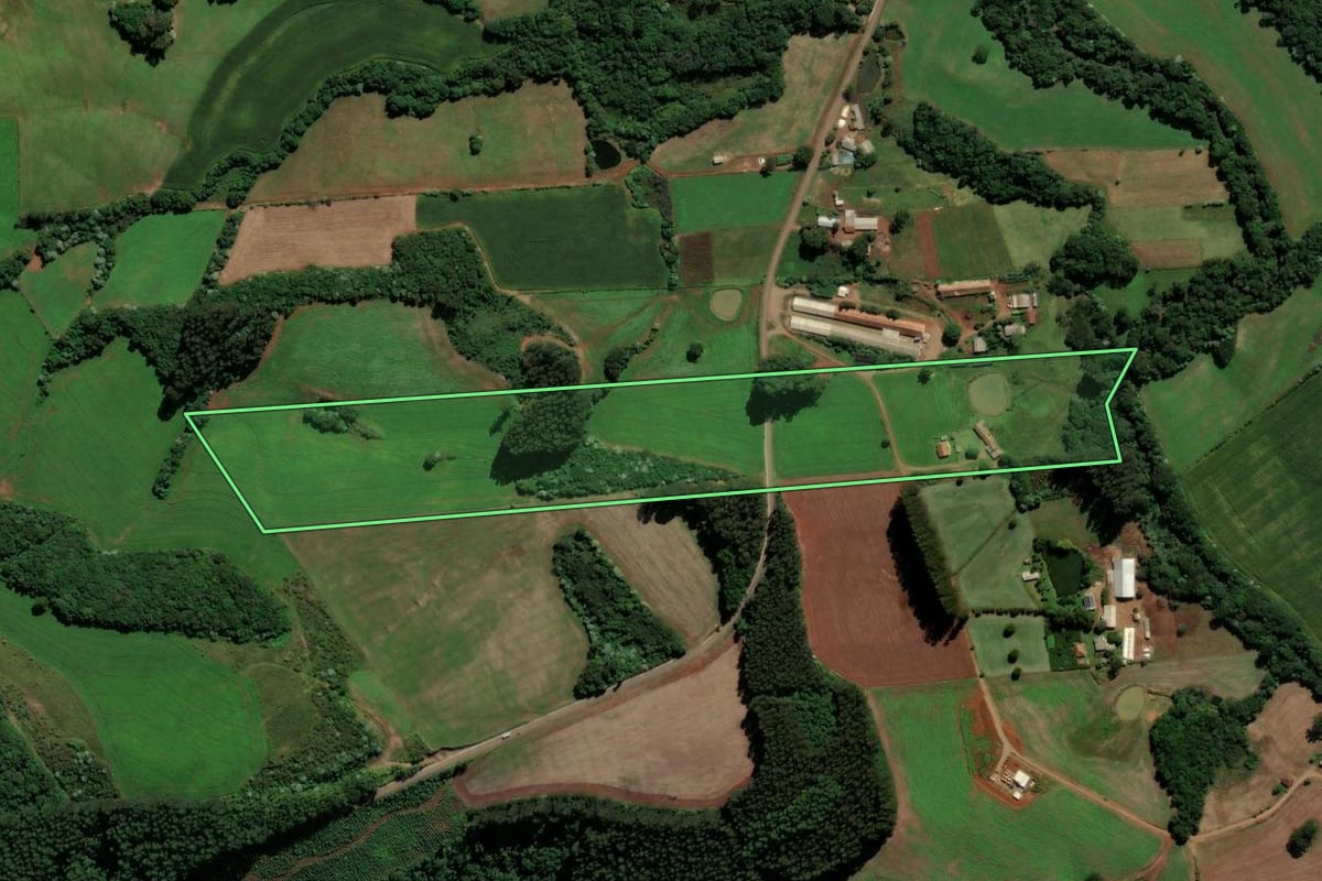 Imagem de satélite do imóvel rural em São Bernardino (SC), com o contorno declarado no CAR desenhado por cima.