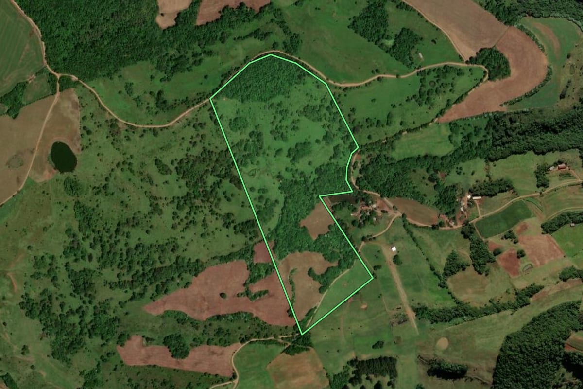 Imagem de satélite do imóvel rural em São Bernardino (SC), com o contorno declarado no CAR desenhado por cima.