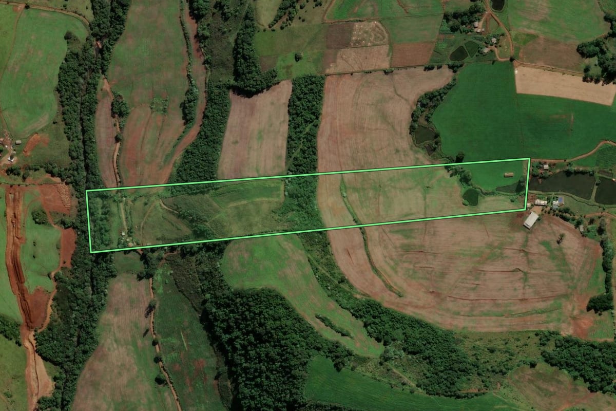 Imagem de satélite do imóvel rural em São Bernardino (SC), com o contorno declarado no CAR desenhado por cima.