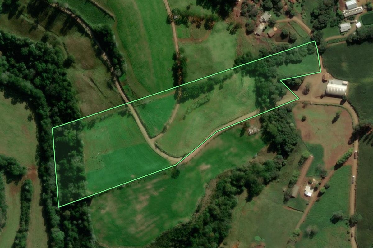 Imagem de satélite do imóvel rural em São Bernardino (SC), com o contorno declarado no CAR desenhado por cima.