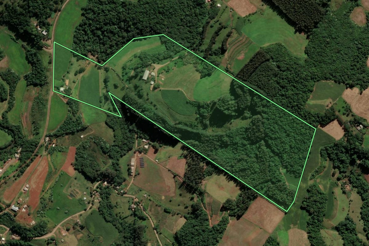 Imagem de satélite do imóvel rural em São Bernardino (SC), com o contorno declarado no CAR desenhado por cima.