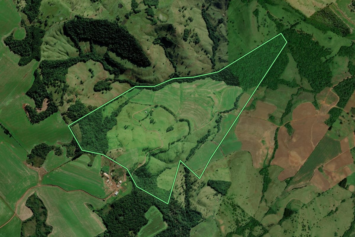 Imagem de satélite do imóvel rural em São Bernardino (SC), com o contorno declarado no CAR desenhado por cima.