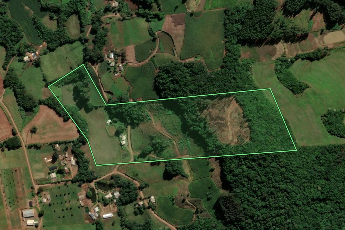 Imagem de satélite do imóvel rural em São Bernardino (SC), com o contorno declarado no CAR desenhado por cima.