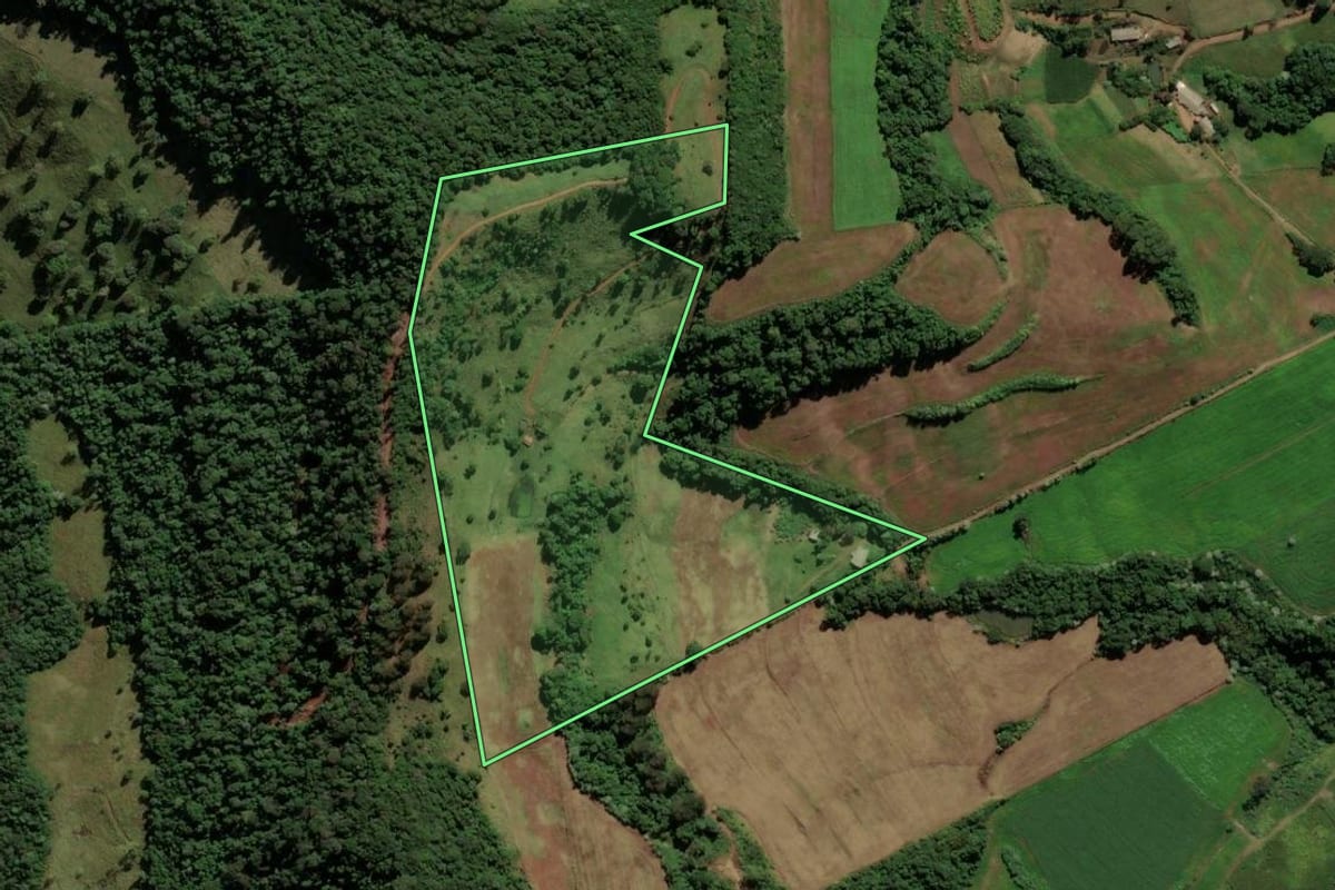 Imagem de satélite do imóvel rural em São Bernardino (SC), com o contorno declarado no CAR desenhado por cima.