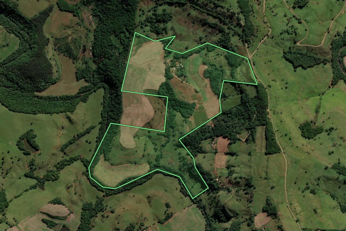 Imagem de satélite do imóvel rural em São Bernardino (SC), com o contorno declarado no CAR desenhado por cima.