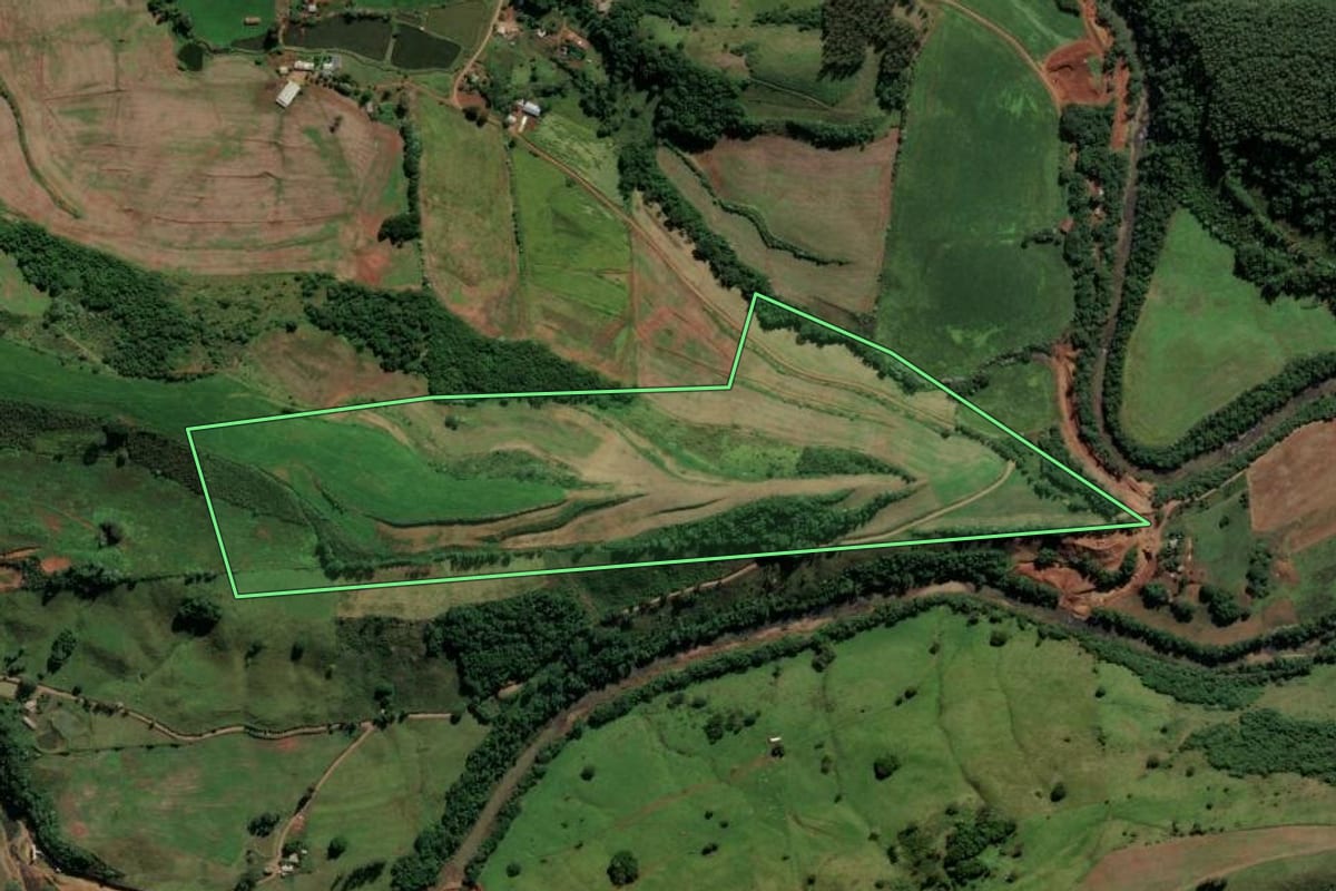 Imagem de satélite do imóvel rural em São Bernardino (SC), com o contorno declarado no CAR desenhado por cima.