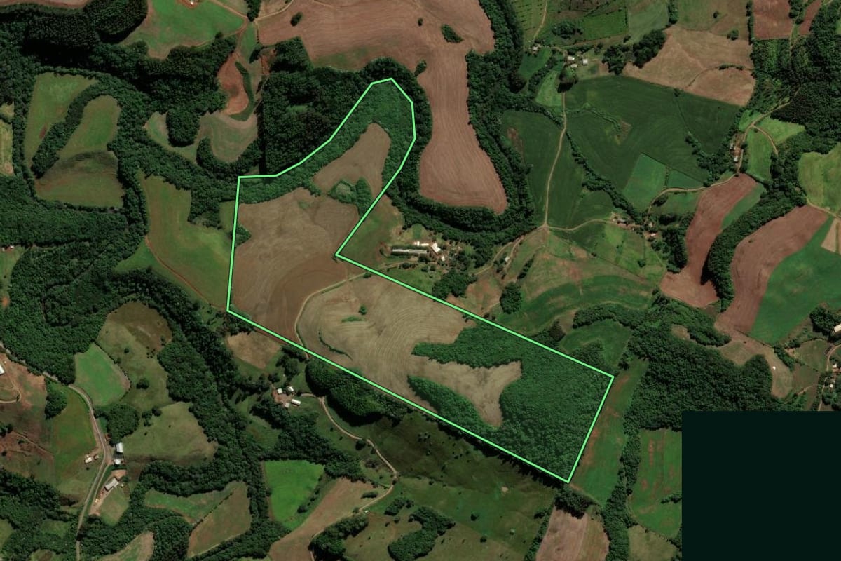 Imagem de satélite do imóvel rural em São Bernardino (SC), com o contorno declarado no CAR desenhado por cima.