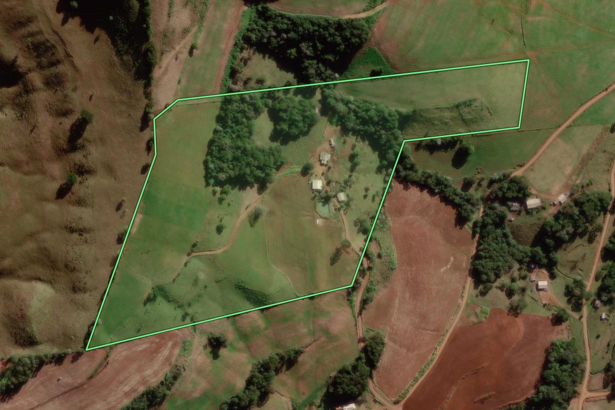 Imagem de satélite do imóvel rural em São Bernardino (SC), com o contorno declarado no CAR desenhado por cima.