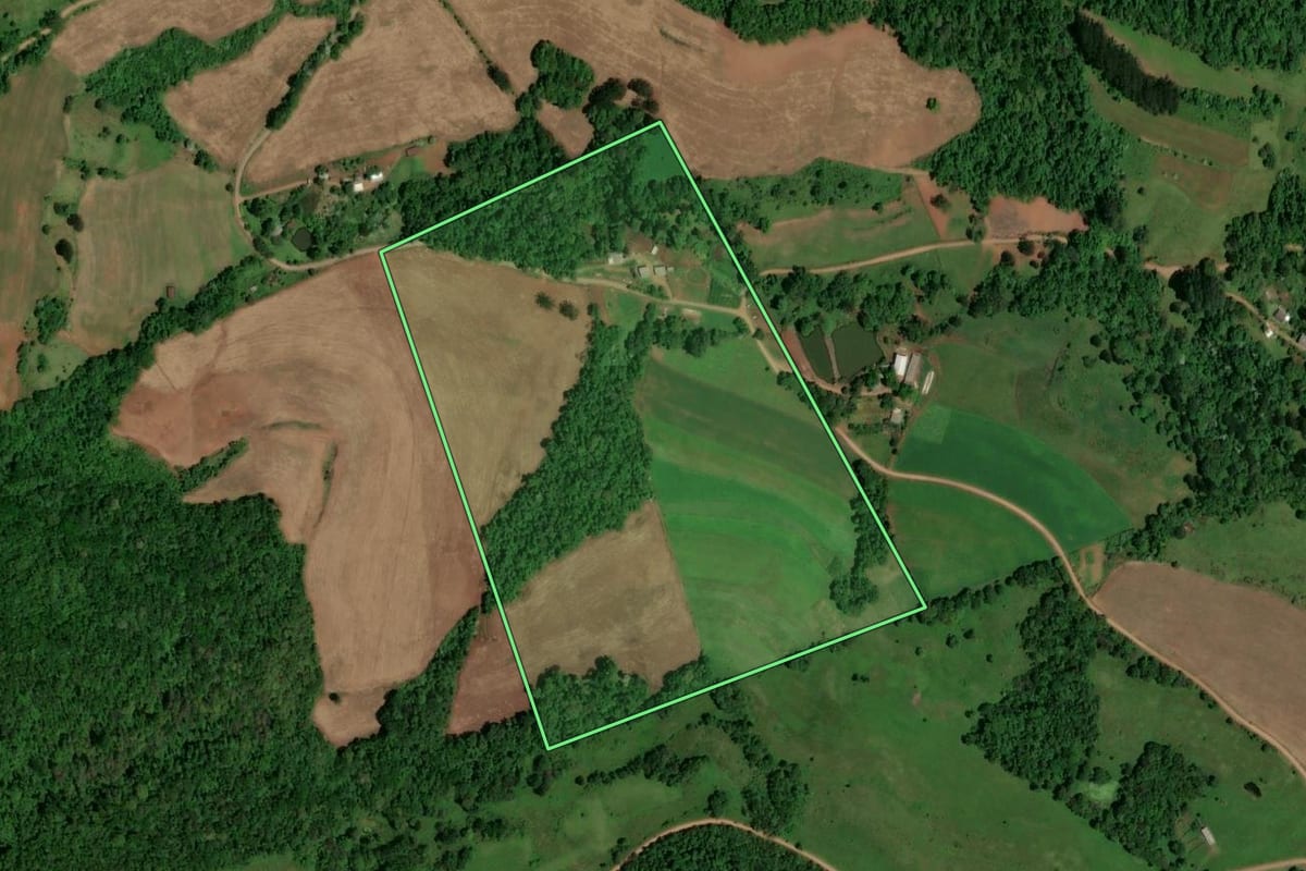 Imagem de satélite do imóvel rural em São Bernardino (SC), com o contorno declarado no CAR desenhado por cima.