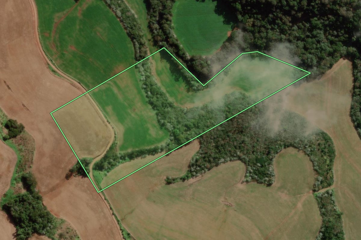 Imagem de satélite do imóvel rural em São Bernardino (SC), com o contorno declarado no CAR desenhado por cima.