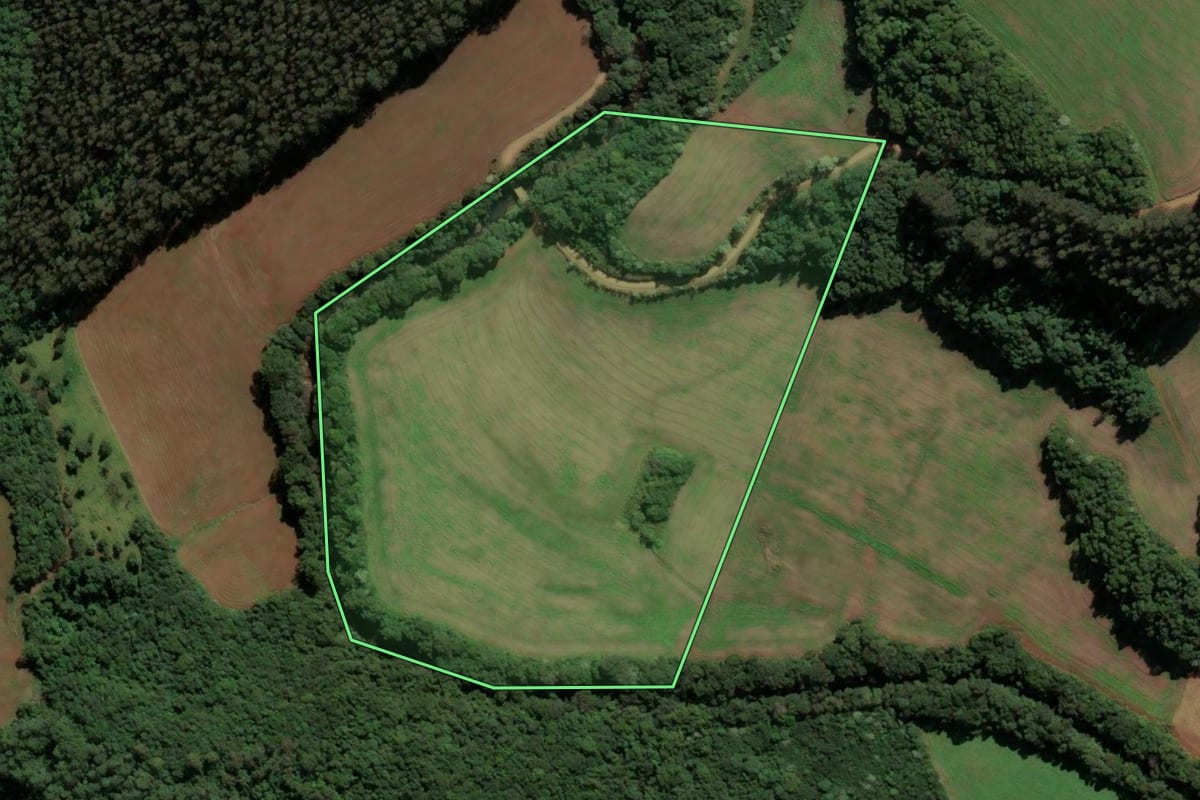 Imagem de satélite do imóvel rural em São Bernardino (SC), com o contorno declarado no CAR desenhado por cima.