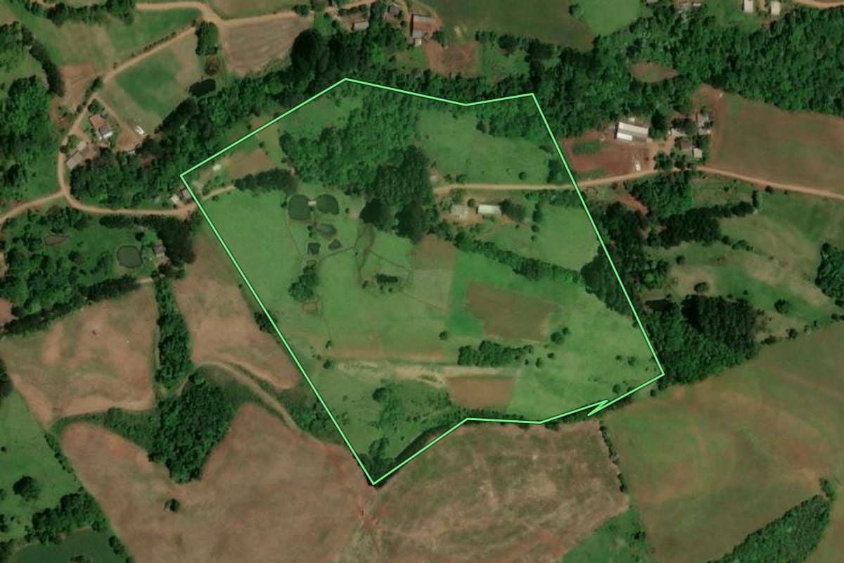 Imagem de satélite do imóvel rural em São Bernardino (SC), com o contorno declarado no CAR desenhado por cima.