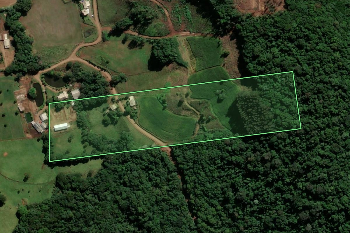 Imagem de satélite do imóvel rural em São Bernardino (SC), com o contorno declarado no CAR desenhado por cima.