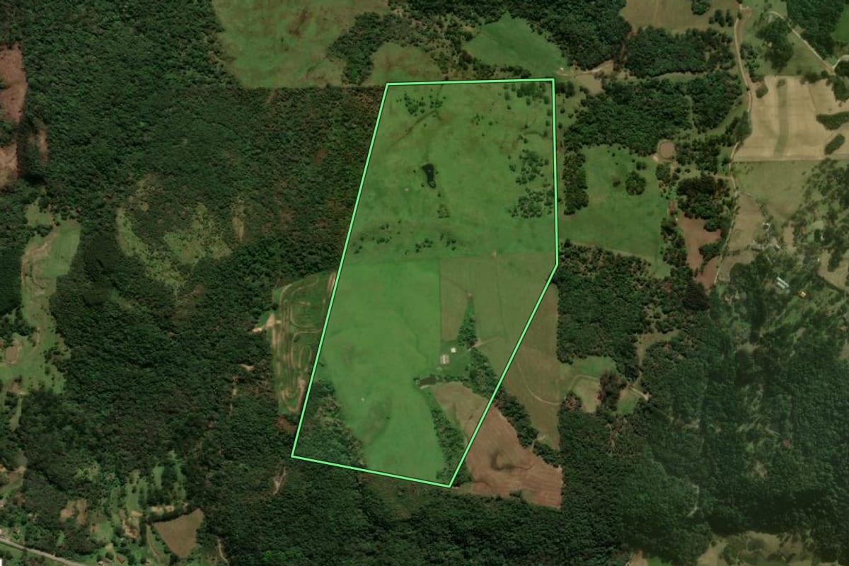 Imagem de satélite do imóvel rural em São Bento do Sul (SC), com o contorno declarado no CAR desenhado por cima.