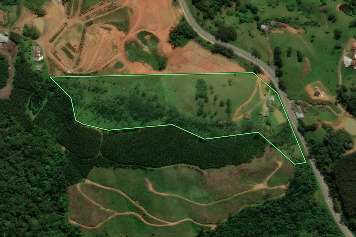 Imagem de satélite do imóvel rural em São Bento do Sul (SC), com o contorno declarado no CAR desenhado por cima.