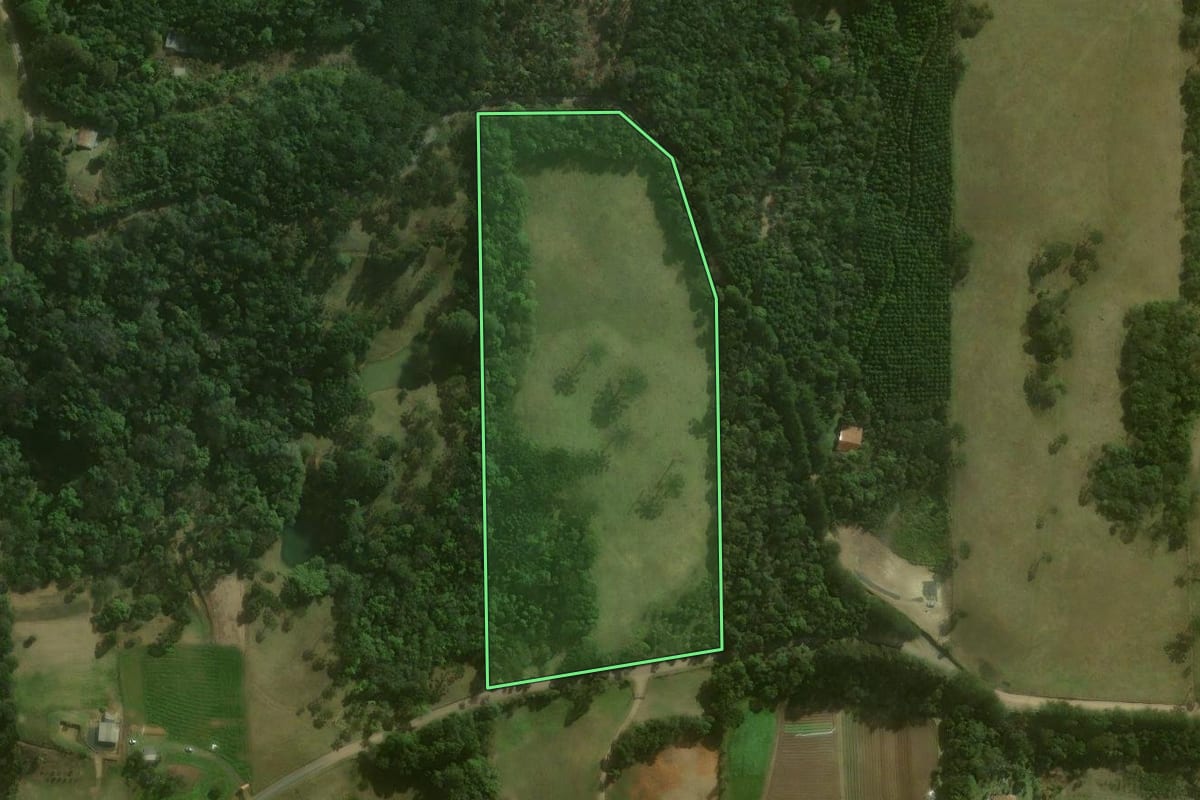 Imagem de satélite do imóvel rural em São Bento do Sul (SC), com o contorno declarado no CAR desenhado por cima.