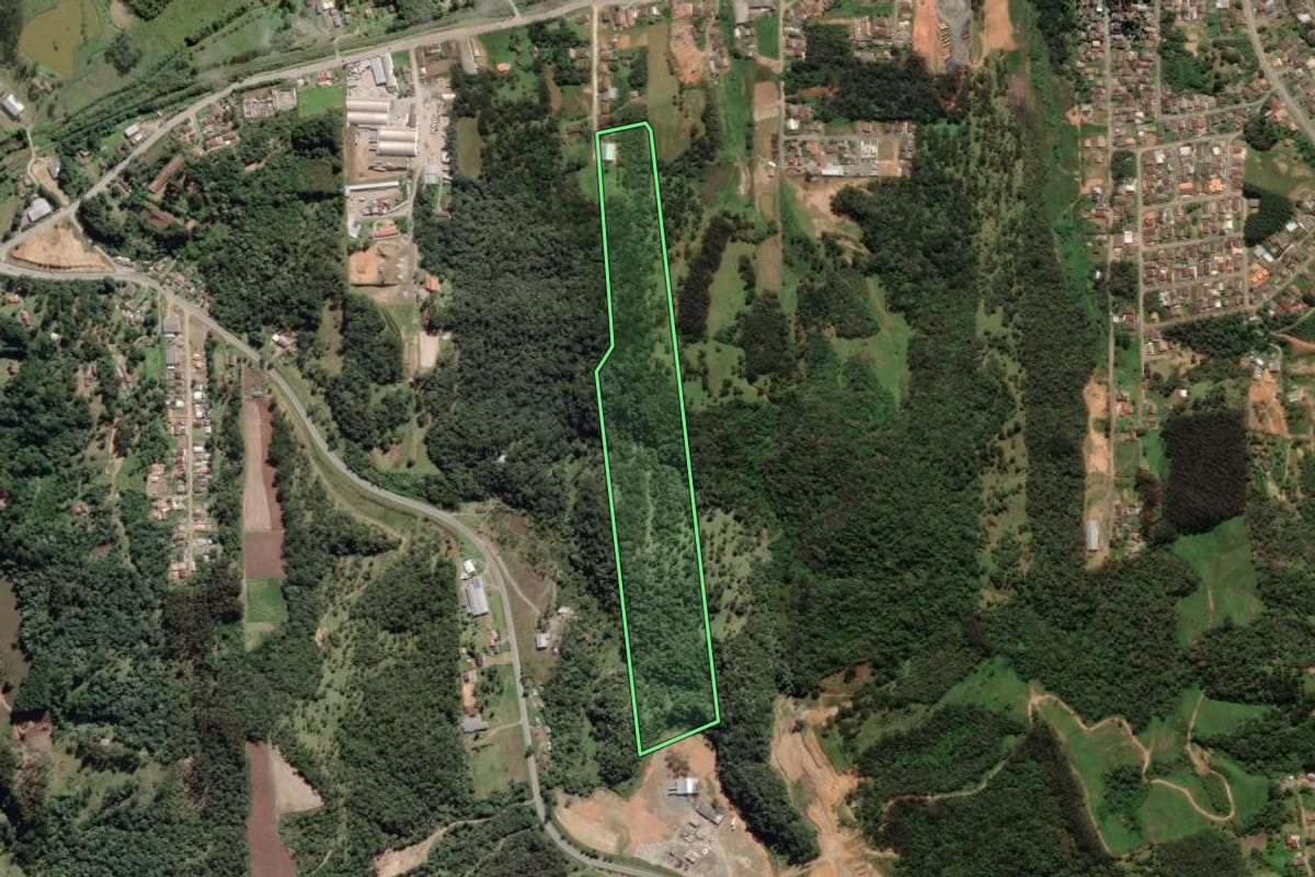 Imagem de satélite do imóvel rural em São Bento do Sul (SC), com o contorno declarado no CAR desenhado por cima.