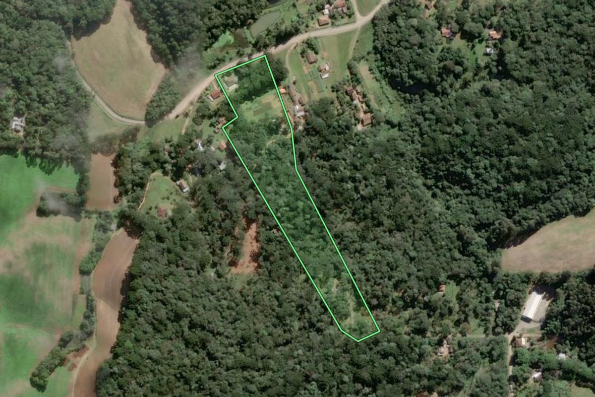 Imagem de satélite do imóvel rural em São Bento do Sul (SC), com o contorno declarado no CAR desenhado por cima.