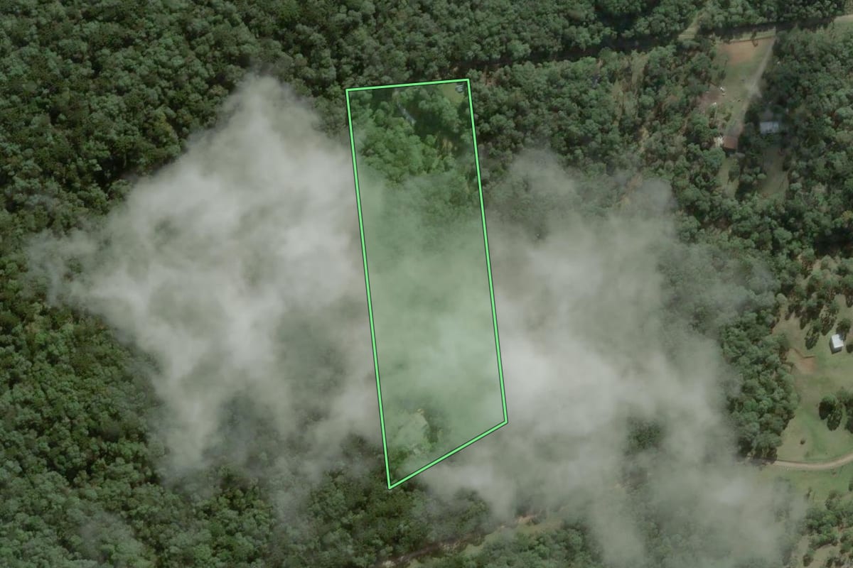 Imagem de satélite do imóvel rural em São Bento do Sul (SC), com o contorno declarado no CAR desenhado por cima.