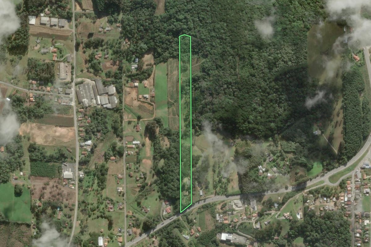 Imagem de satélite do imóvel rural em São Bento do Sul (SC), com o contorno declarado no CAR desenhado por cima.