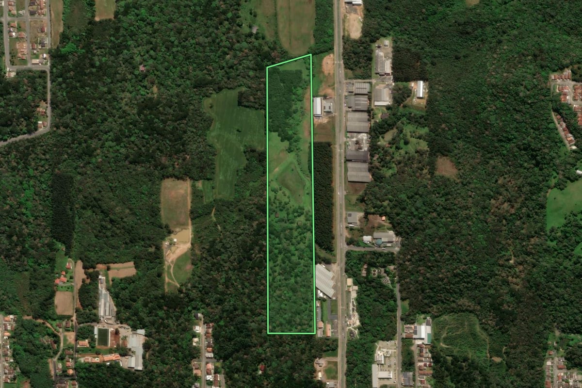 Imagem de satélite do imóvel rural em São Bento do Sul (SC), com o contorno declarado no CAR desenhado por cima.