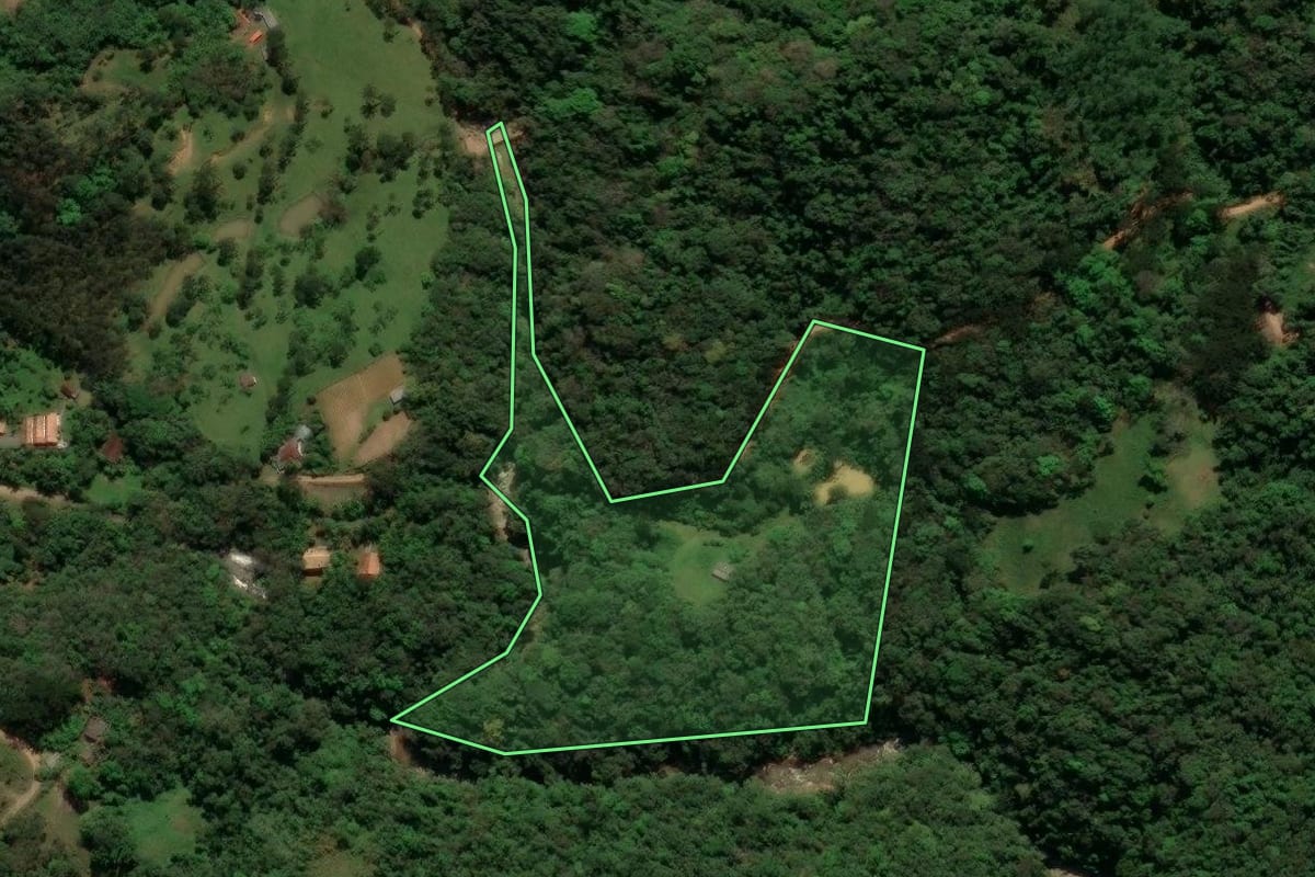 Imagem de satélite do imóvel rural em São Bento do Sul (SC), com o contorno declarado no CAR desenhado por cima.