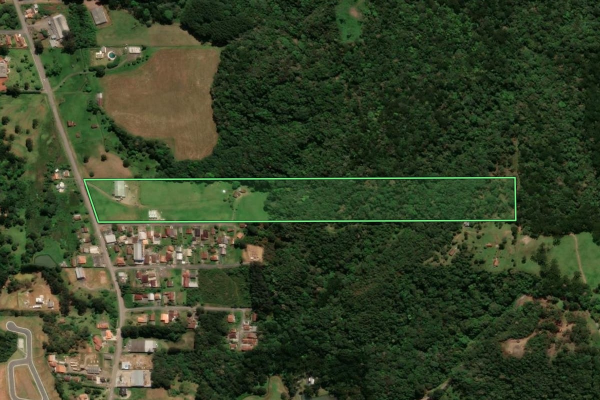 Imagem de satélite do imóvel rural em São Bento do Sul (SC), com o contorno declarado no CAR desenhado por cima.