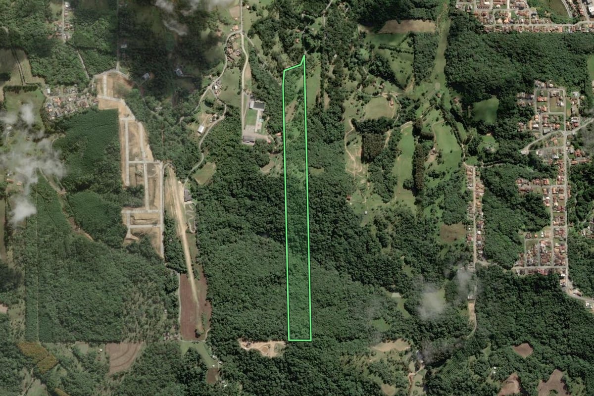 Imagem de satélite do imóvel rural em São Bento do Sul (SC), com o contorno declarado no CAR desenhado por cima.