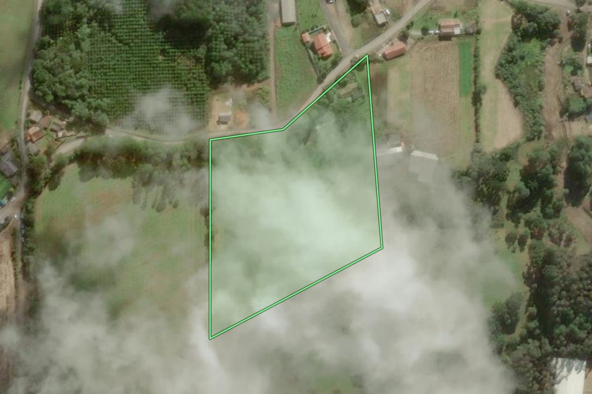 Imagem de satélite do imóvel rural em São Bento do Sul (SC), com o contorno declarado no CAR desenhado por cima.