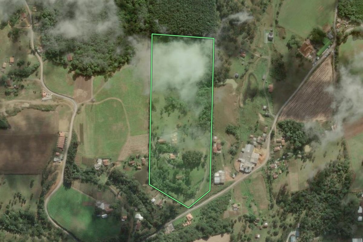 Imagem de satélite do imóvel rural em São Bento do Sul (SC), com o contorno declarado no CAR desenhado por cima.