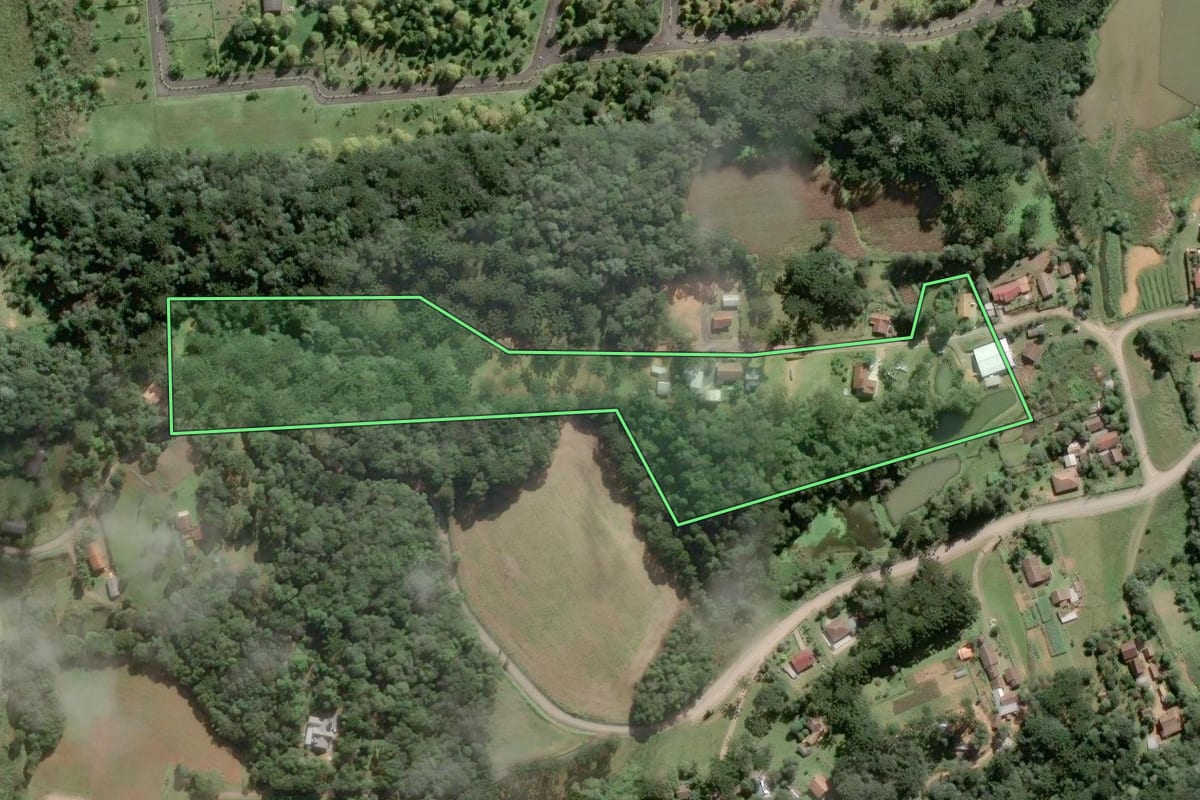 Imagem de satélite do imóvel rural em São Bento do Sul (SC), com o contorno declarado no CAR desenhado por cima.