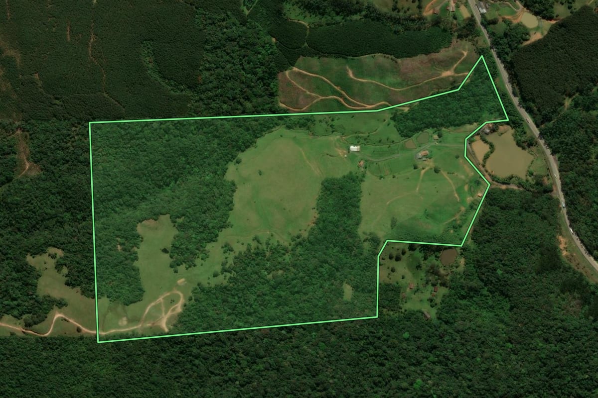 Imagem de satélite do imóvel rural em São Bento do Sul (SC), com o contorno declarado no CAR desenhado por cima.