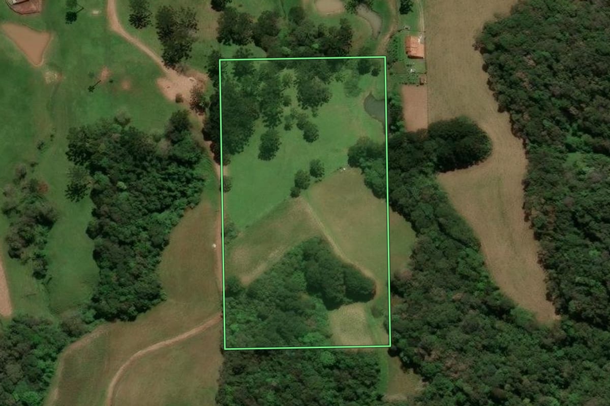 Imagem de satélite do imóvel rural em São Bento do Sul (SC), com o contorno declarado no CAR desenhado por cima.