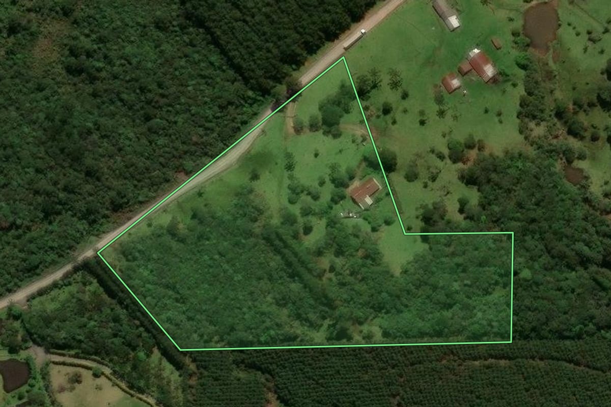 Imagem de satélite do imóvel rural em São Bento do Sul (SC), com o contorno declarado no CAR desenhado por cima.