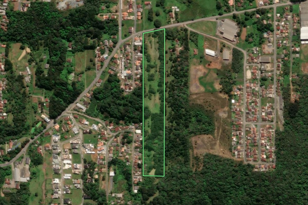 Imagem de satélite do imóvel rural em São Bento do Sul (SC), com o contorno declarado no CAR desenhado por cima.
