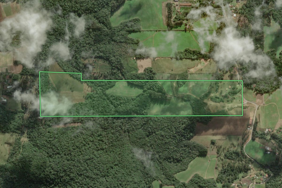 Imagem de satélite do imóvel rural em São Bento do Sul (SC), com o contorno declarado no CAR desenhado por cima.