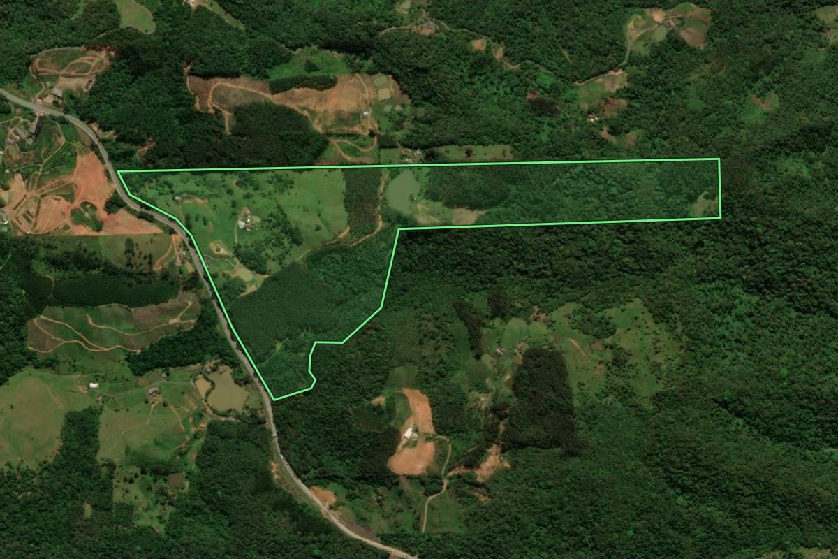 Imagem de satélite do imóvel rural em São Bento do Sul (SC), com o contorno declarado no CAR desenhado por cima.
