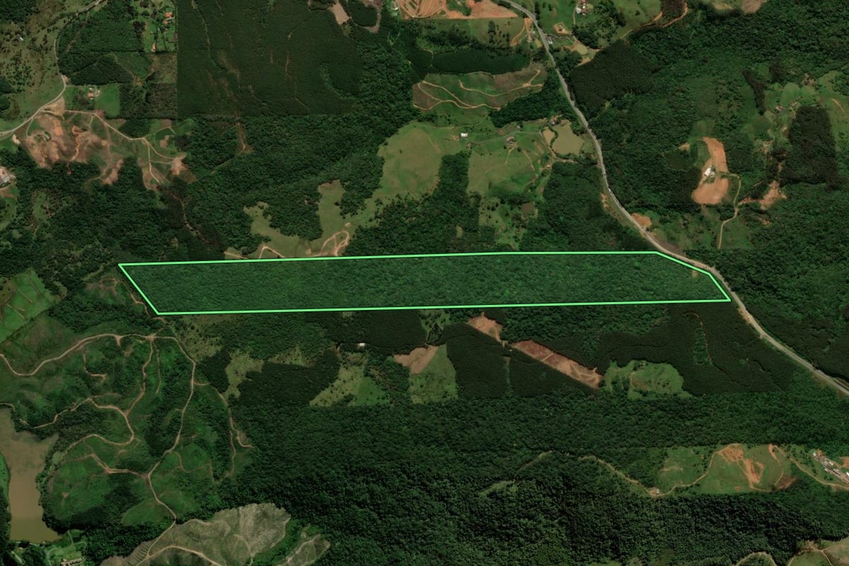 Imagem de satélite do imóvel rural em São Bento do Sul (SC), com o contorno declarado no CAR desenhado por cima.