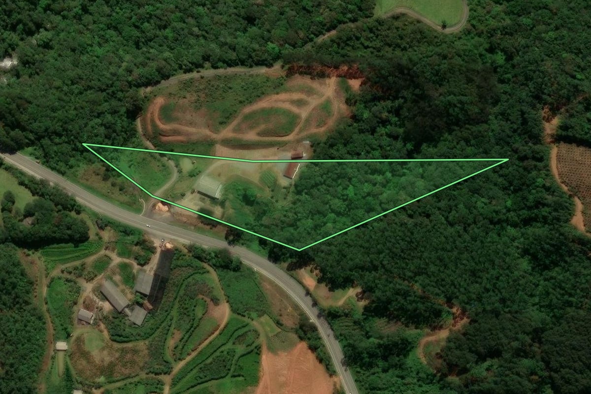 Imagem de satélite do imóvel rural em São Bento do Sul (SC), com o contorno declarado no CAR desenhado por cima.