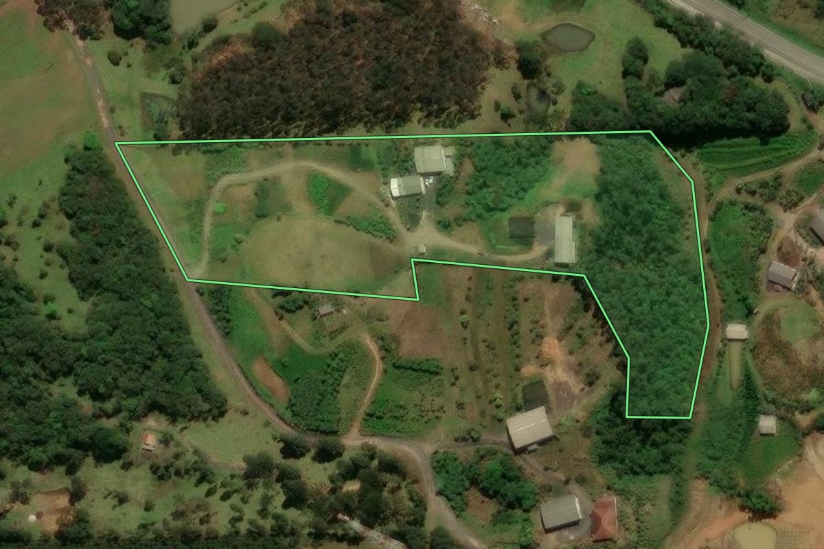 Imagem de satélite do imóvel rural em São Bento do Sul (SC), com o contorno declarado no CAR desenhado por cima.
