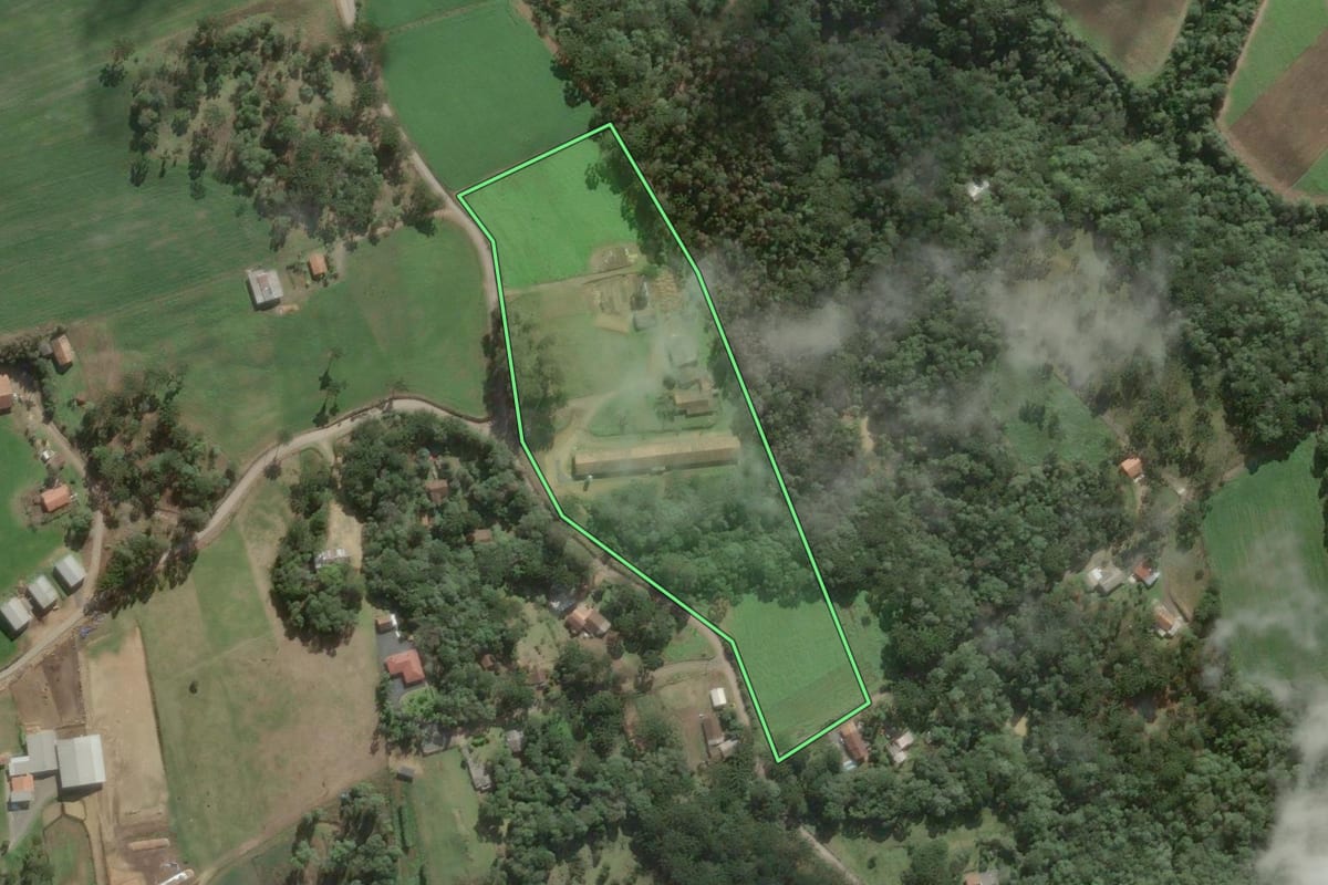 Imagem de satélite do imóvel rural em São Bento do Sul (SC), com o contorno declarado no CAR desenhado por cima.