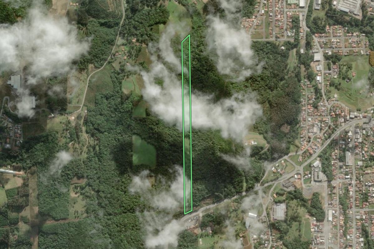 Imagem de satélite do imóvel rural em São Bento do Sul (SC), com o contorno declarado no CAR desenhado por cima.