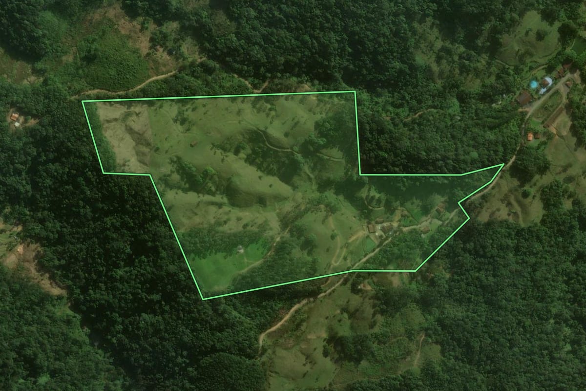 Imagem de satélite do imóvel rural em São Bento do Sul (SC), com o contorno declarado no CAR desenhado por cima.