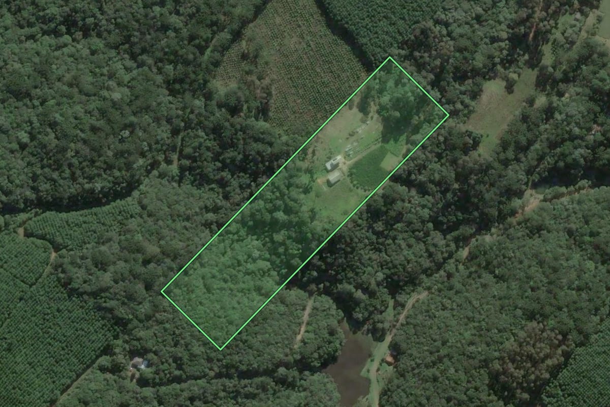 Imagem de satélite do imóvel rural em São Bento do Sul (SC), com o contorno declarado no CAR desenhado por cima.