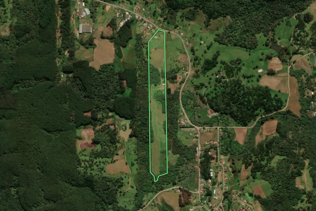 Imagem de satélite do imóvel rural em São Bento do Sul (SC), com o contorno declarado no CAR desenhado por cima.