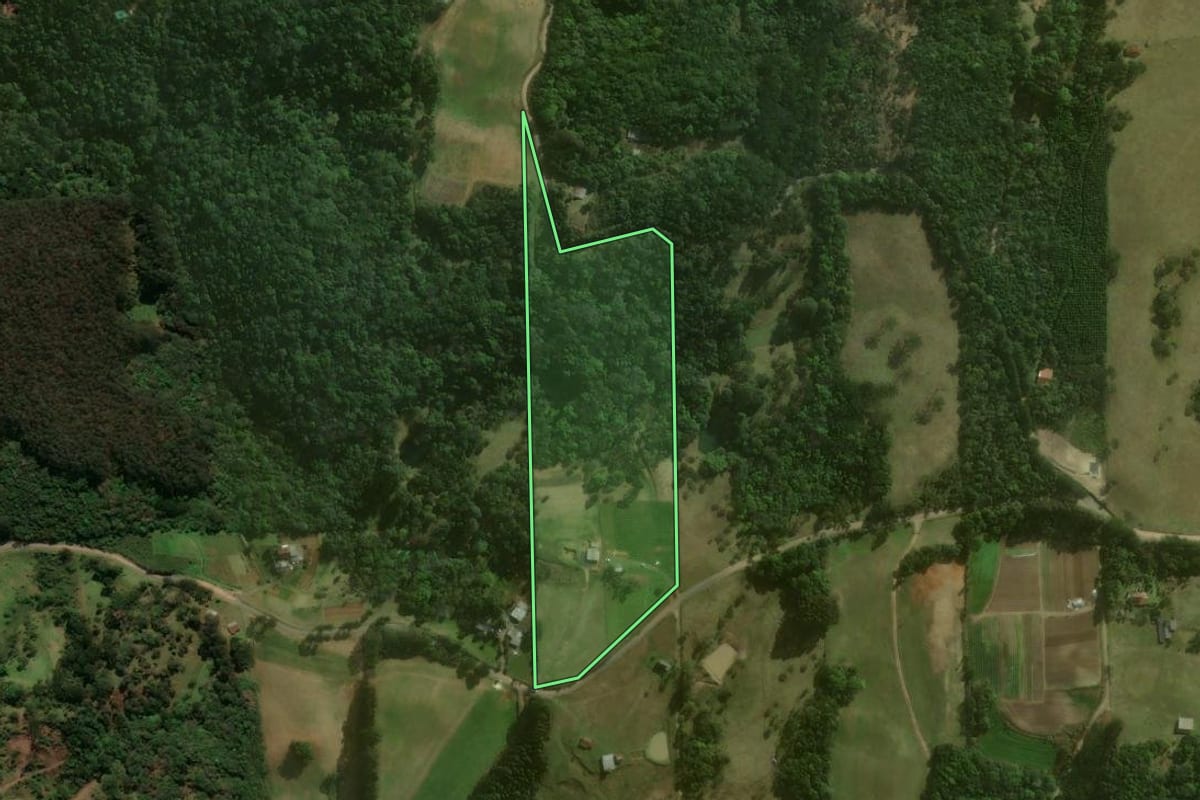 Imagem de satélite do imóvel rural em São Bento do Sul (SC), com o contorno declarado no CAR desenhado por cima.